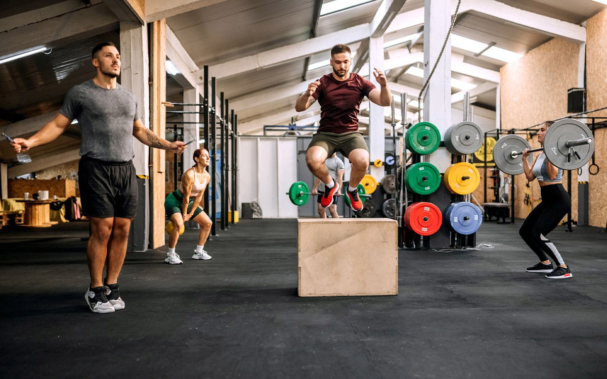 Un gruppo di ragazzi mentre si allena in palestra