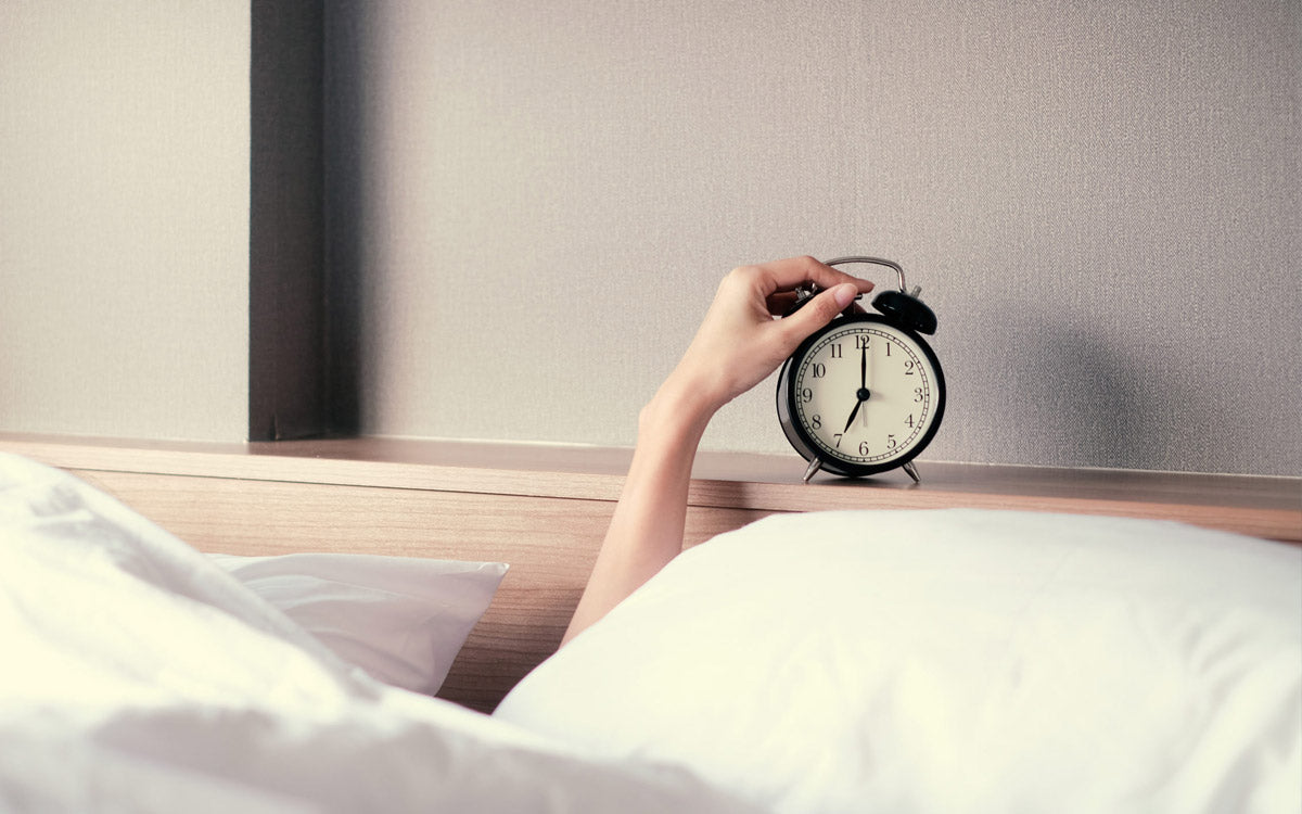 Al mattino, dopo il sonno notturno, il corpo si risveglia terminando la produzione di melatonina  e aumentano i livelli di cortisolo e testosterone, per poter affrontare la nuova giornata con energia