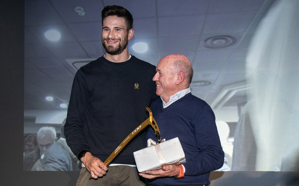 Sergio Longoni consegna la tradizionale Piccozza d'Oro a Filippo Ganna
