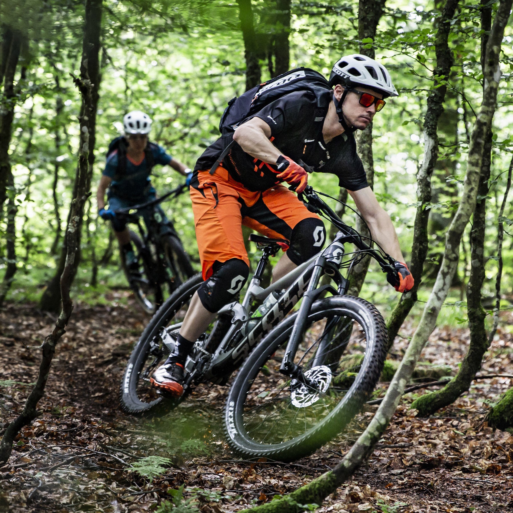 Scott - Gruppo di ragazzi pedala nei boschi in mountain bike