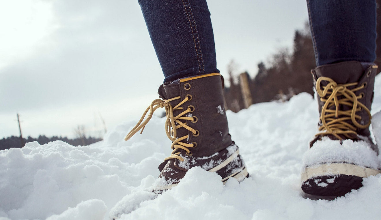 Ragazzo indossa doposci nella neve